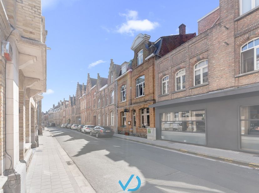 In het bruisende centrum van Ieper, op wandelafstand van de Grote Markt, bevindt zich restaurant A L’Envers – een gevestigde waarde met een uitstekend