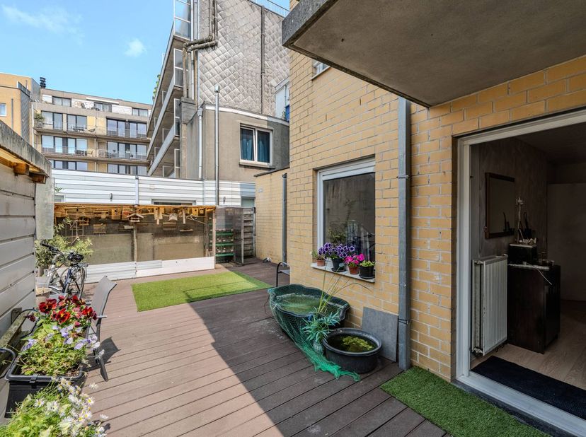 Cet appartement au rez-de-chaussée à vendre est situé le long de l'Elisabethlaan à Ostende. Grâce à son emplacement central, vous êtes à quelques pas