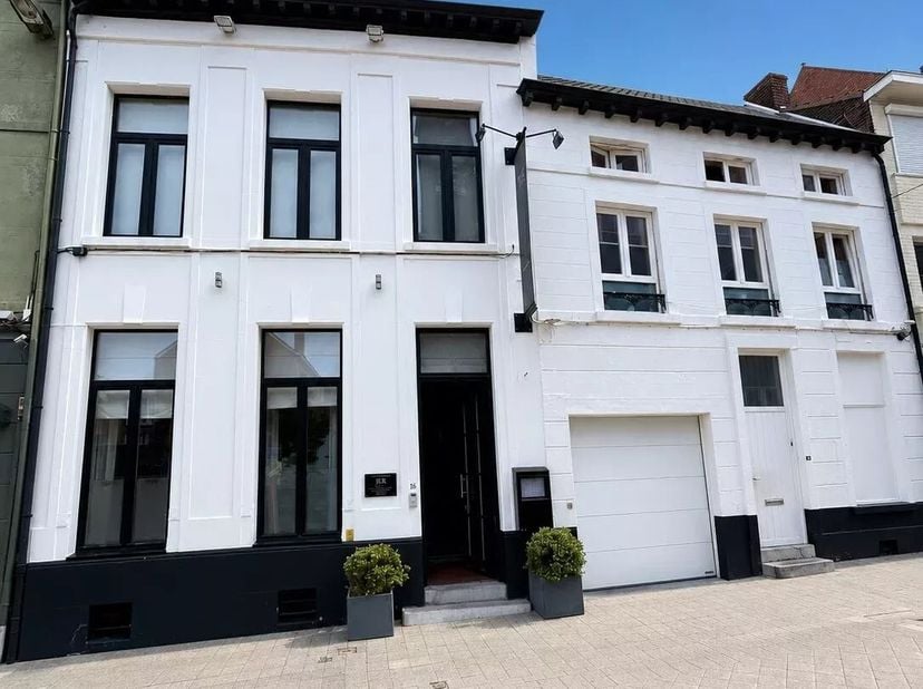 Op een uitstekende locatie in Hasselt bevindt zich dit volledig ingerichte horecapand, momenteel uitgebaat als restaurant Jer. Dit instapklare handels