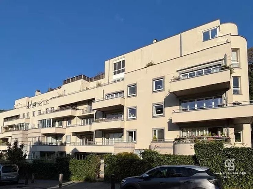 In een rustige straat van de felbegeerde wijk CavellMontjoieFloride onthult deze hedendaagse residentie van hoog niveau een prachtig doorzonduplex van