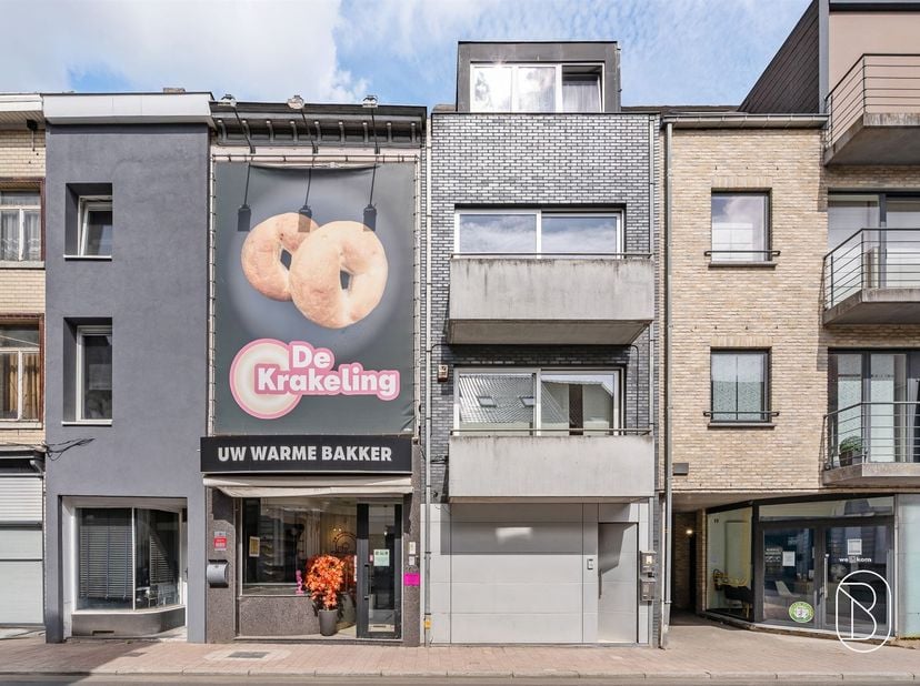 Voormalige bakkerij met ruime woonst, garage, tuin met uitweg achteraan, en tal van mogelijkheden.<br />
<br />
Bent u op zoek naar een pand waar wo