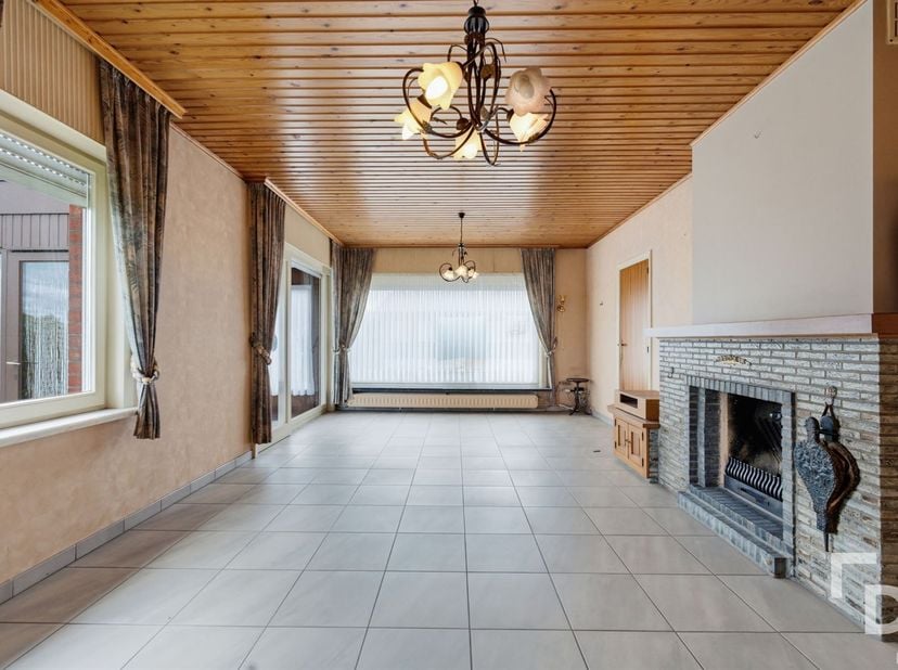 In de Oude Kortrijkstraat te Ieper vinden we deze vrijstaande, te renoveren woning.<br />
Deze woning geniet van landelijke verzichten op een perceel