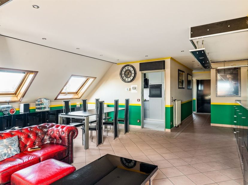 Omschrijving: Dit dakappartement is gelegen nabij het bruisende Ruggeveld en het groene Rivierenhof en bevindt zich op de vijfde verdieping van een ve
