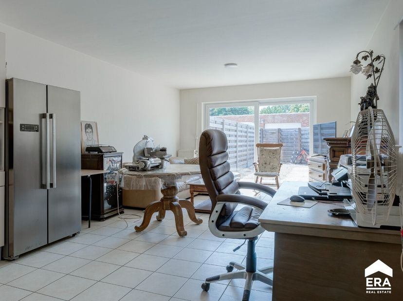 Op zoek naar comfortabel wonen met een uitstekende bereikbaarheid? Dan is dit instapklare gelijkvloerse appartement in Olen zeker een bezoek waard.Met