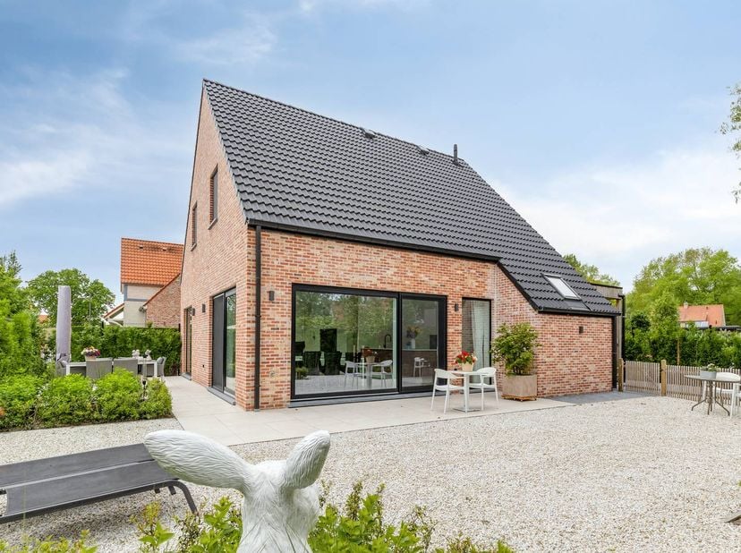 Langs de Oscar Jespersstraat te Oostduinkerke vinden we deze volledig afgewerkte villa uit 2023 te koop. De woning beschikt over 3 slaapkamers, waarva