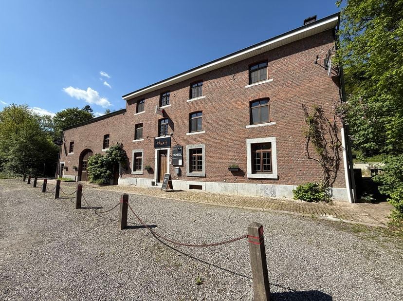 Hotel-restaurant te koop in Ninane, in de toeristische gemeente Durbuy.<br />
Dit gebouw staat op een terrein van meer dan anderhalve hectare (16.069