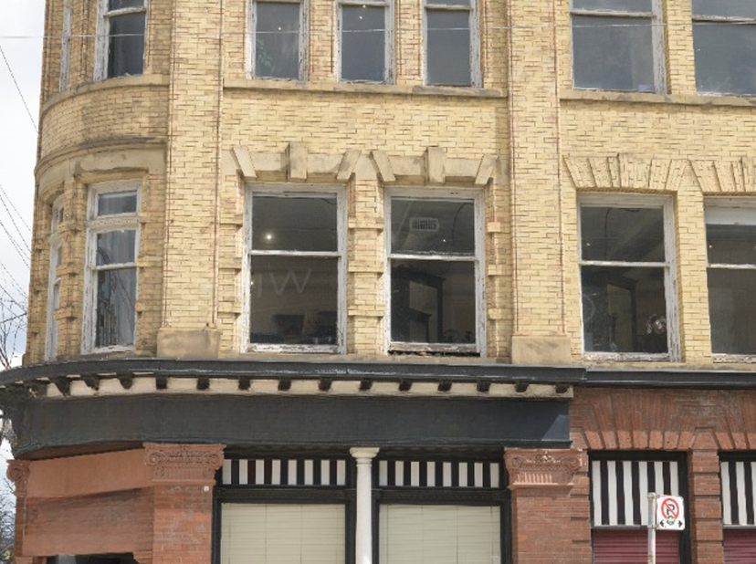 BRABANT WALLON (Tubize): Ensemble immobilier mixte à fort potentiel de valorisation (#1X+6_AZTI_WBR)<br />
• Emplacement central à proximité des comme