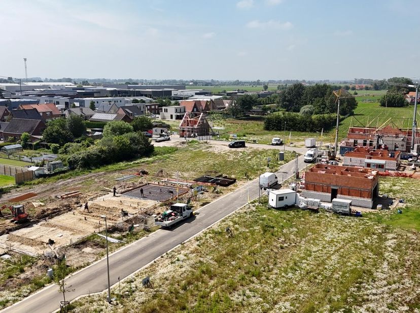 Langs de Hovaerestraat (rechts naast huisnummer 70) in Koekelare realiseren ze deze nieuwe verkaveling waar lot 16 te koop is. Je woont er op een boog