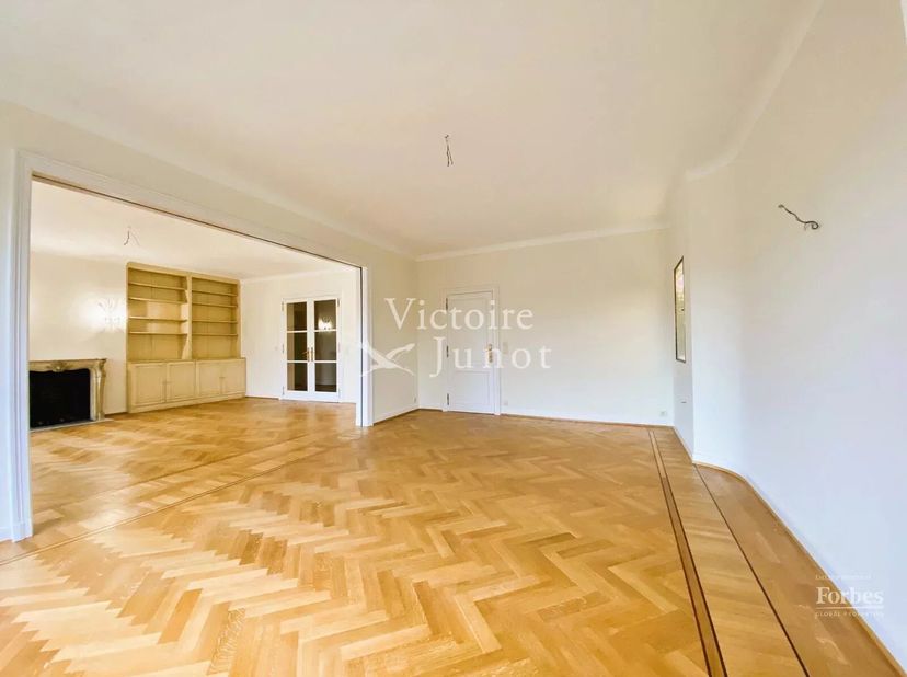 Goed gepresenteerd door Maia Zinchenko: maia.zinchenko@victoire.be<br />
Victoire-Junot presenteert: SQUARE VERGOTE - Prachtig appartement met een opp