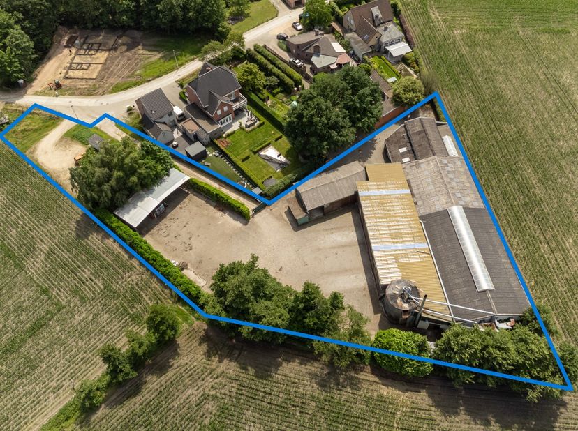 Op zoek naar een veelzijdig bedrijfsgebouw? Deze voormalige schrijnwerkerij biedt een unieke kans voor ondernemers en investeerders. Het pand is geleg
