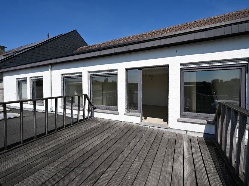 Appartement 130 m² op 1ste verdiep met ruime lichtrijke leefruimte, keuken met keramische kookplaat, spoelbak, oven &amp; vaatwasser. Het appartement heef