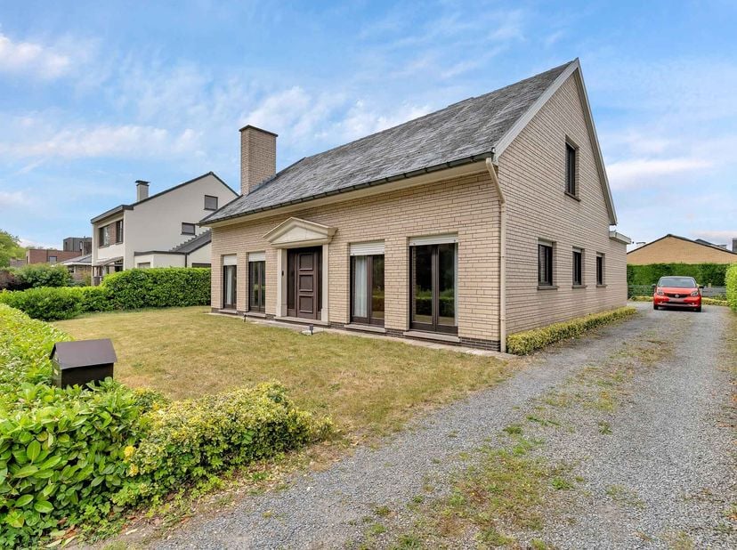 Deze ruime woning is gelegen in de Botestraat te Wondelgem, in een aangename woonomgeving met een uitstekende bereikbaarheid. Recht tegenover de wonin