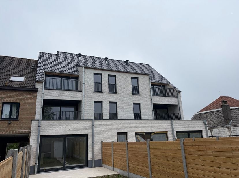 Dit nieuwbouwappartement maakt deel uit van een kleinschalige residentie in centrum Nazareth.&amp;nbsp;Dankzij de centrale ligging bevindt u zich op wande