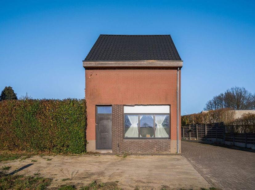 Te moderniseren OB op een perceel van 17a81ca<br />
<br />
De woning dateert van 1955 en heeft enkele belangrijke energetische renovaties ondergaan