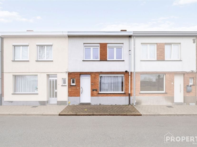 Op te frissen gezinswoning met 3 slaapkamers, garage en uitweg te Izegem. <br />
<br />
Op het gelijkvloers beschikt de woning over een inkomhal, li