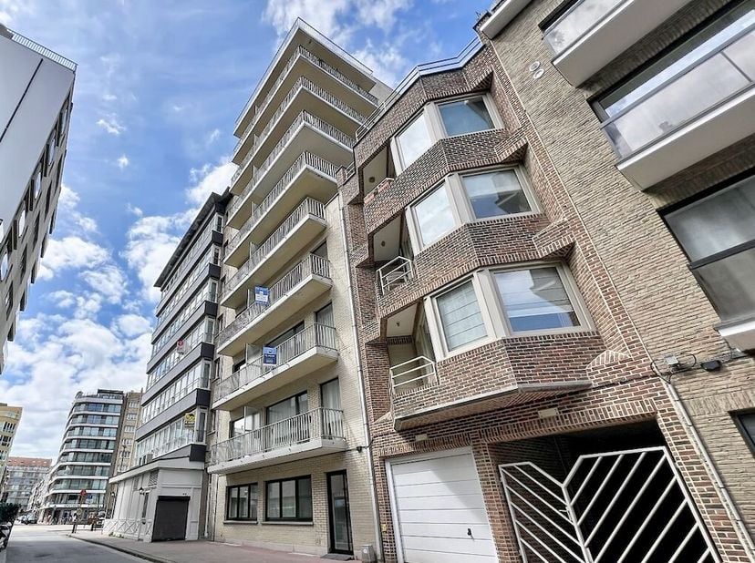 In de O.L.Vrouwstraat te Heist-aan-Zee bevindt zich dit goed onderhouden één slaapkamerappartement, dat een interessante opportuniteit biedt voor wie