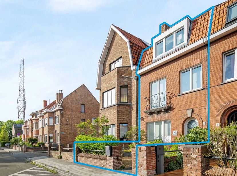 BRUGGE - STARTPRIJS  Deze KARAKTERVOLLE GEVEL (mogelijks 3 à 4 slaapkamerwoning) verschuilt een VERNIEUWDE gesloten bebouwing. Momenteel volledig inge