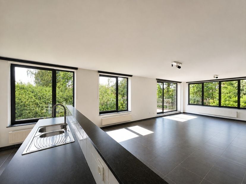 Ruim appartement gelegen in een groene oase van rust nabij Genk-centrum.<br />
<br />
INDELING<br />
Ruime inkom-/nachthal met vestiaire, volledig geï