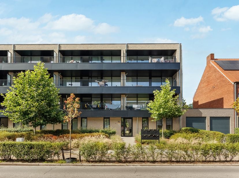 Recent gelijkvloers appartement met twee slaapkamers, ondergrondse autostaanplaats, buitenruimte van zo'n 25 m², gemeenschappelijke tuin en fietsenber