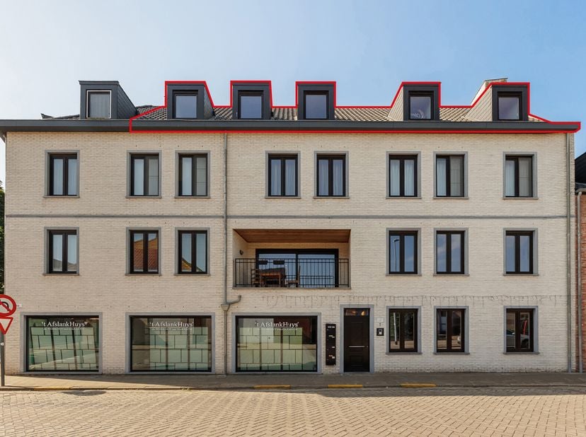 In het centrum van Beerse bevindt zich dit dakappartement, op wandelafstand van winkels, horeca en alle dagelijkse voorzieningen.<br />
Het appartemen