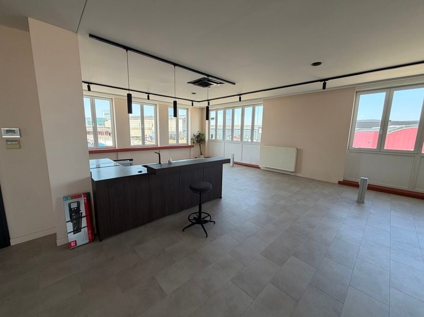 LIGGING<br />
Op de tweede verdieping van Steenborgerweert 18 bevindt zich deze kantoorruimte van ca. 155 m². Het kantoor biedt een praktische werkomg