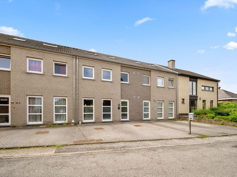 Deze moderne rijwoning is prachtig gelegen in het landelijke en karaktervolle Outgaarden bij Hoegaarden. Makkelijk bereikbaar via E40 (Brussel-Luik) e