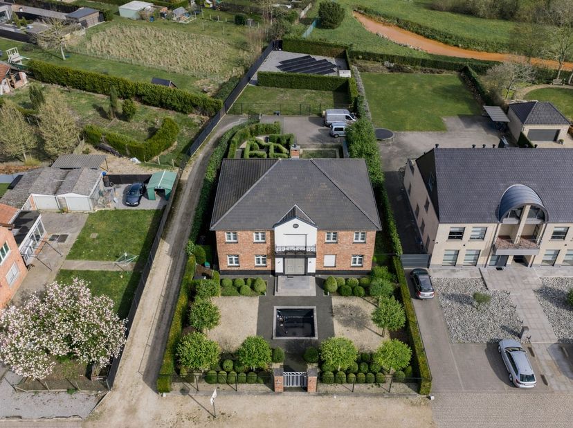 Deze indrukwekkende villa is gelegen op een perceel van 17 are 75 ca en beschikt over een uitzonderlijke bewoonbare oppervlakte van maar liefst 632 m²