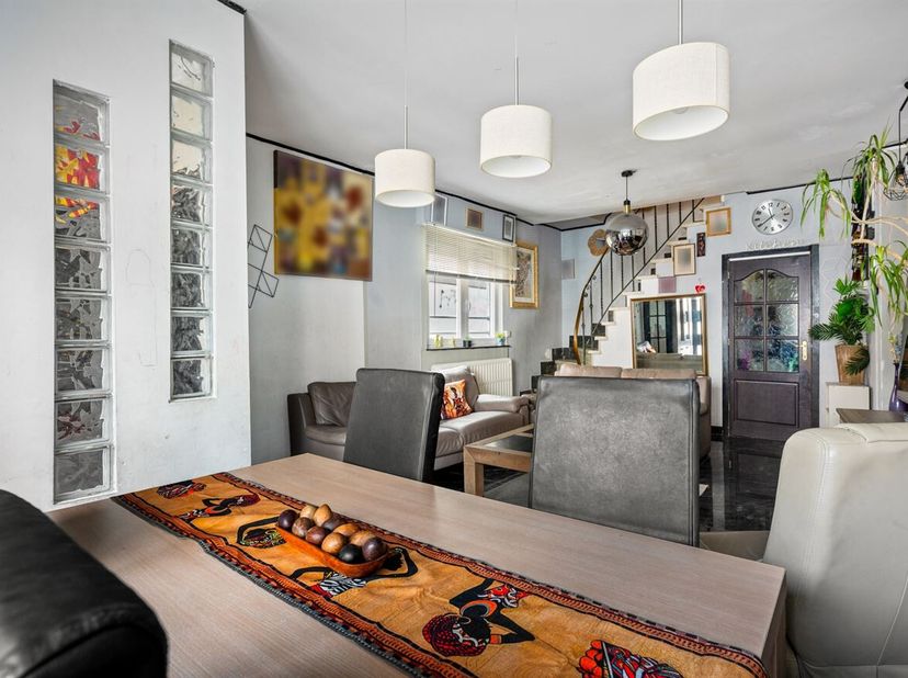 Vous recherchez une maison que vous pourrez rénover et aménager entièrement selon vos goûts ? Alors cette maison mitoyenne située à Geraardsbergen con