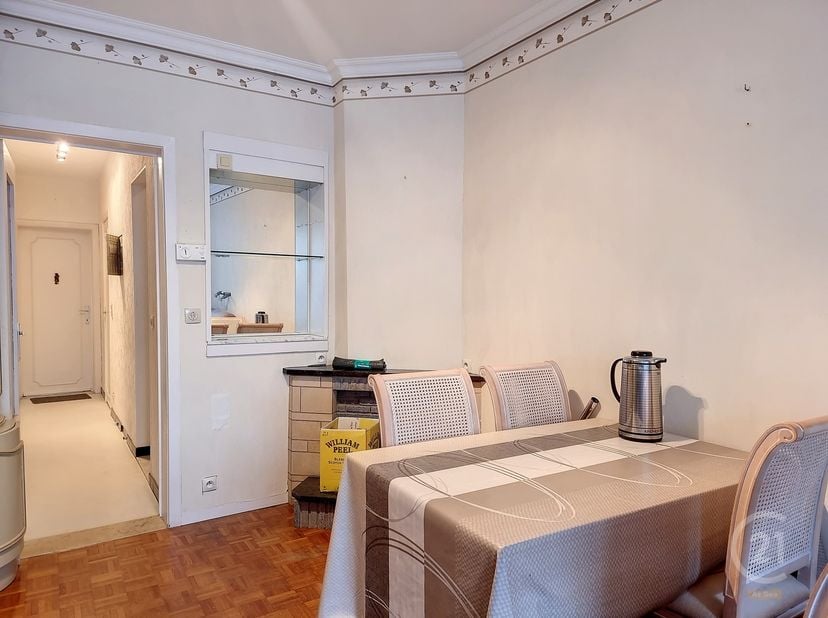 1-slaapkamerappartement gelegen in het rustige Raversijde (Oostende). De leefruimte geniet van aangename lichtinval en biedt een gezellige woonomgevin