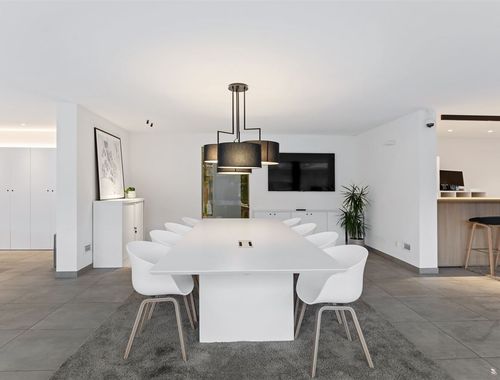                                         Handelsgelijkvloers te koop in Brasschaat, € 635.000
