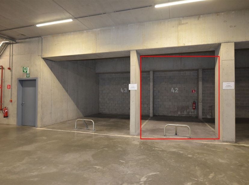 Deze ondergrondse autostaanplaats is gelegen op de -1 van 'Residentie Greenfield'.<br />
Op fietsafstand van het centrum van Hasselt met al haar faci
