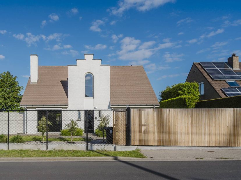 Vous recherchez une villa spacieuse à vendre à Courtrai offrant de nombreuses options et une excellente accessibilité ? Alors cette maison prête à emm