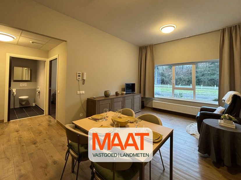 Deze assistentiewoning biedt alle comfort voor zelfstandig wonen in een rustige, groene omgeving. De woning beschikt over een ruime slaapkamer en een
