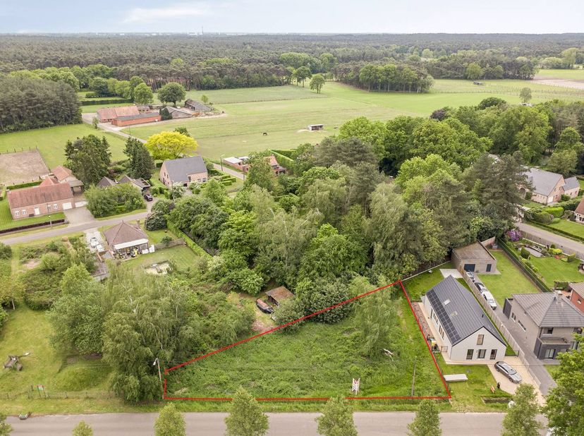 Vous recherchez l'endroit idéal pour réaliser la maison de vos rêves ? Ce vaste terrain de 849 m² vous offre une combinaison rare de paix, d'espace et