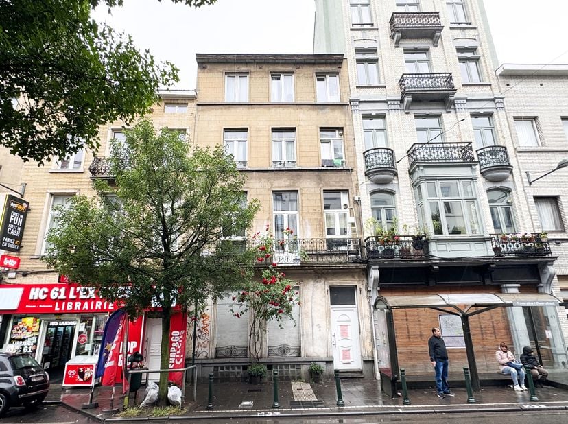 Kom dit gebouw met 8 appartementen, dat door de stedenbouwkundige dienst als 3 percelen is erkend, ontdekken in Sint-Joost-ten-Node, op een steenworp