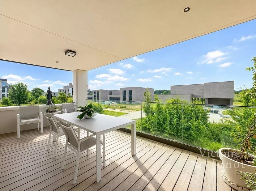 Voorgesteld door Yanis Morsa: 0487 71 46 10 / yanis.morsa@victoire.be<br />
Victoire Junot biedt u dit prachtige appartement met 2 slaapkamers van ±13