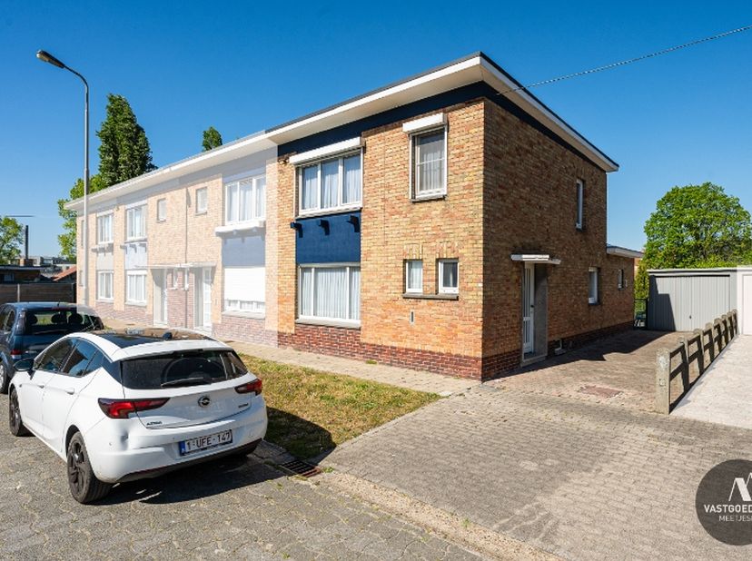 Op een zeer rustige locatie en in een doodlopende straat bevindt zich deze halfopen woning nabij het centrum van Adegem. Het huis is volledig op te fr