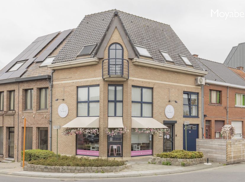 Dit karaktervol hoekpand is gelegen op het hoogste punt van Wetteren, op wandelafstand van het bruisende stadscentrum, nabij supermarkten , restaurant