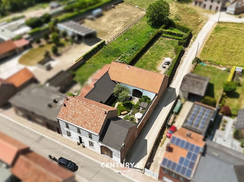 Uitzonderlijke vierkantshoeve waar authenticiteit en hedendaagse luxe samenkomen.<br />
<br />
Ontdek deze exclusieve vierkantshoeve met maar liefst
