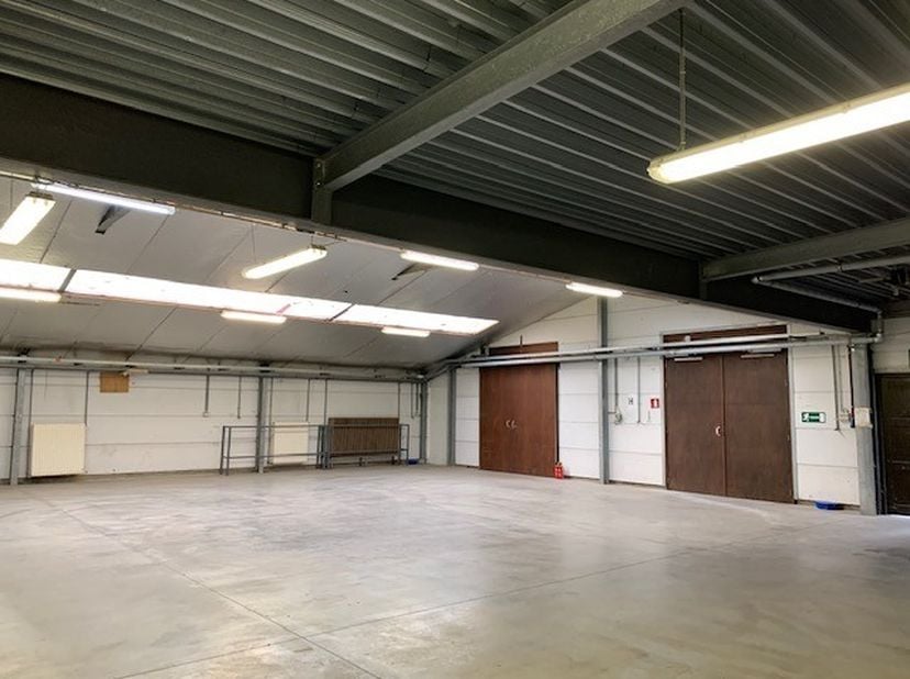 Langs de Staatsbaan in Kortemark vinden we deze ruime loods, met een totale oppervlakte van 540 m².<br />
Deze loods bestaat uit 2 opslagruimten.<br /