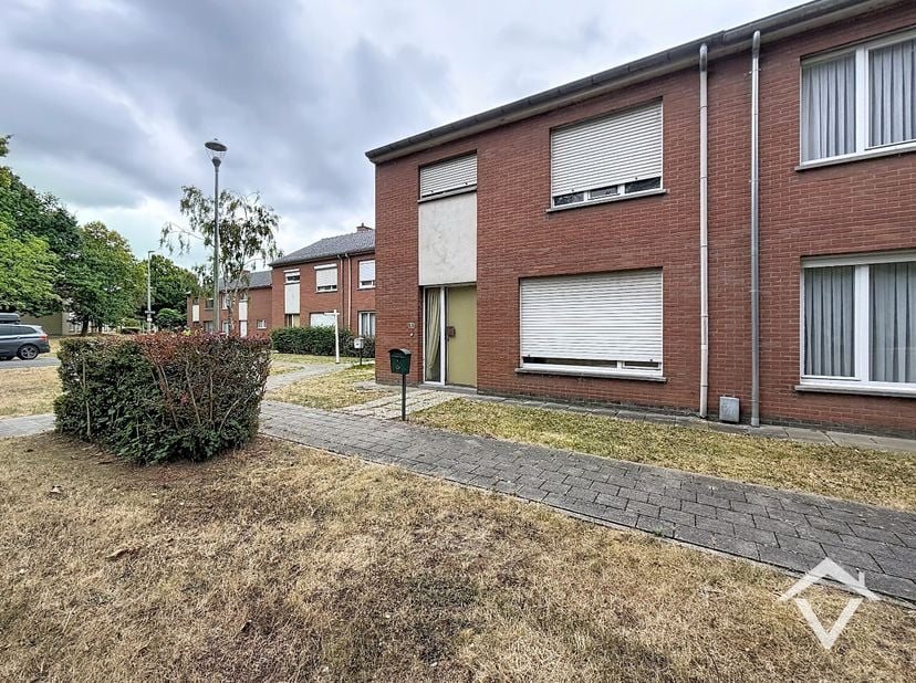 Deze woning is gelegen in het Biezenhof, één rustige woonwijk aan de rand van Roeselare. De wijk Biezenhof is typerend voor zijn vlotte bereikbaarheid