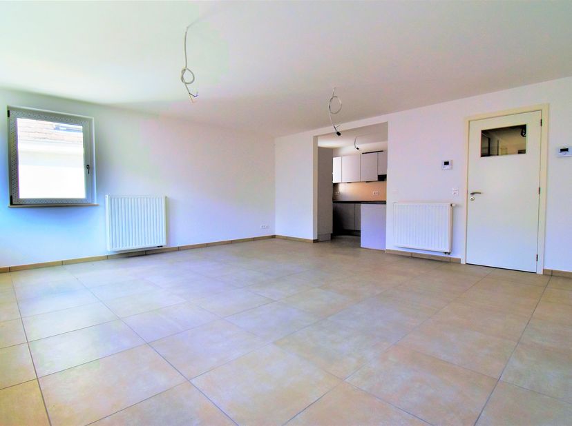Appartement 2 chambres idéalement situé au coeur de Wavre à distance de marche des commerces, des écoles et des transports en commun.<br />
L'appartem