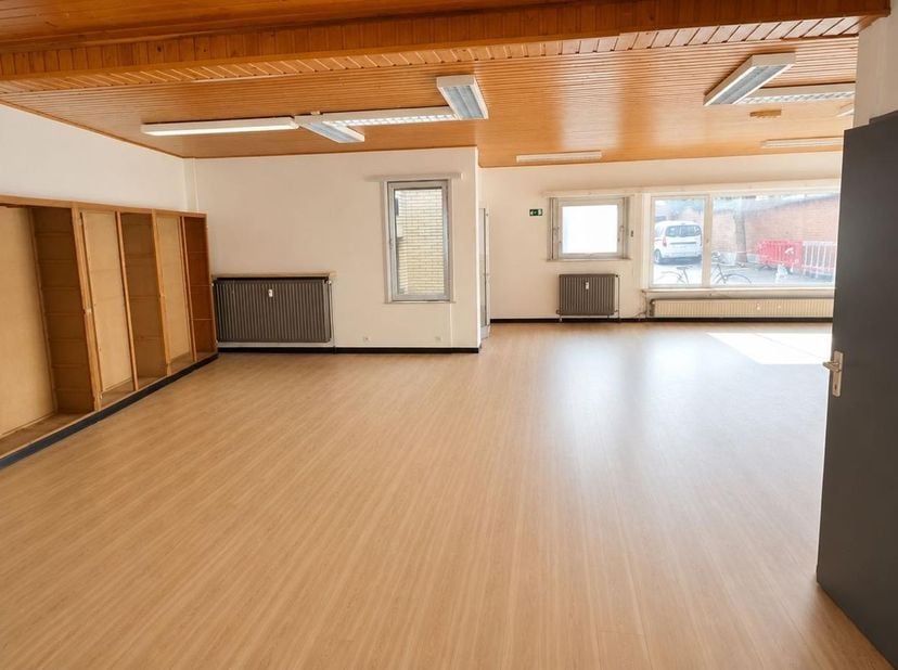 Bent u op zoek naar een interessant renovatieproject met veel potentieel? Dan is dit handelspand op een uitstekende locatie in Sint-Niklaas makkelijk