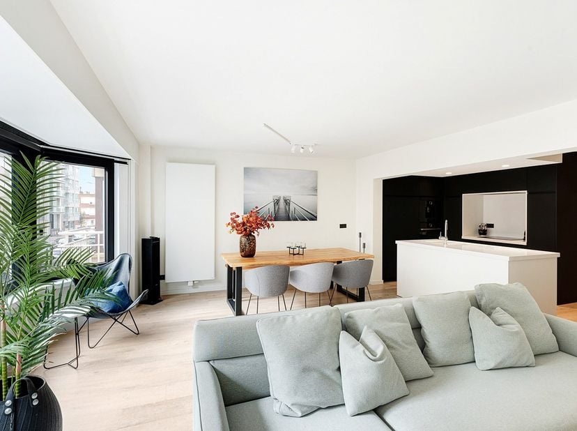 Op een topligging vlakbij de Zeedijk verkopen wij dit gerenoveerd appartement met drie volwaardige slaapkamers en een prachtig zijdelings zeezicht. Ge
