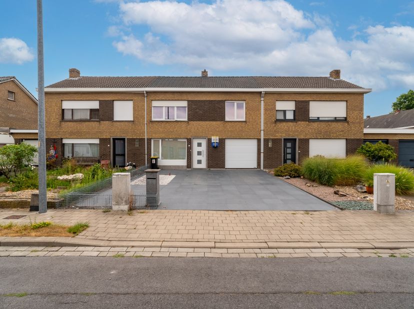 Deze ruime gezinswoning aan de Rozemondlaan 13 in Izegem biedt heel wat ruimte en mogelijkheden, zowel binnen als buiten.<br />
<br />
Vooraan beschik