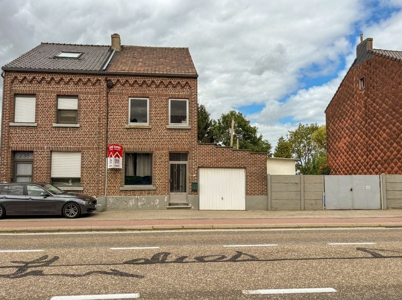 Maison semi-ouverte à Linter avec jardin et accès rapide entre Tirlemont et Saint-Trond. Cette maison construite en 1939 offre de nombreuses possibili