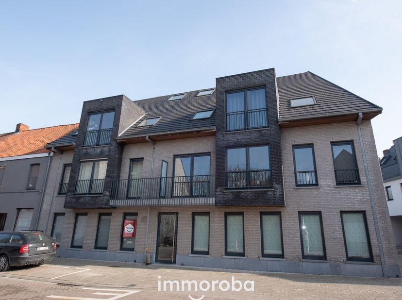 Lichtrijk en recent gelijkvloers appartement met inkomhal, leefruimte met open (volledig ingerichte) keuken, berging, wc, badkamer, 1 slaapkamer en in