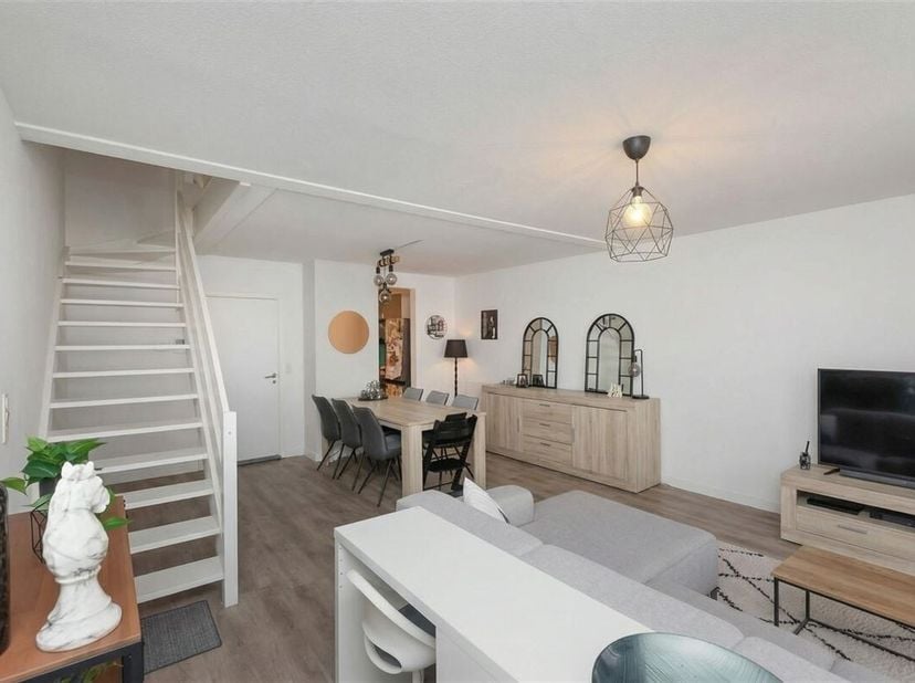 Ruim appartement (120m²) met 2 slaapkamers op centrale locatie in Maasmechelen - Opbrengsteigendom<br />
Omgeving:<br />
+ Gelegen in hartje Maasmeche