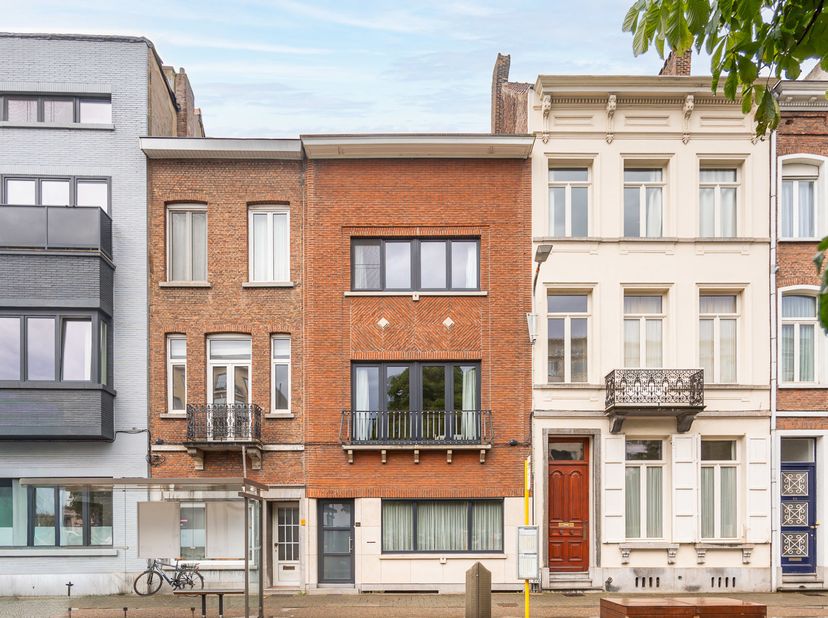 Meer info of een gratis schatting van uw eigendom: jordi.broes@homixx.be of 016 199 340.<br />
Ontdek deze prachtige, karaktervolle herenwoning gelege
