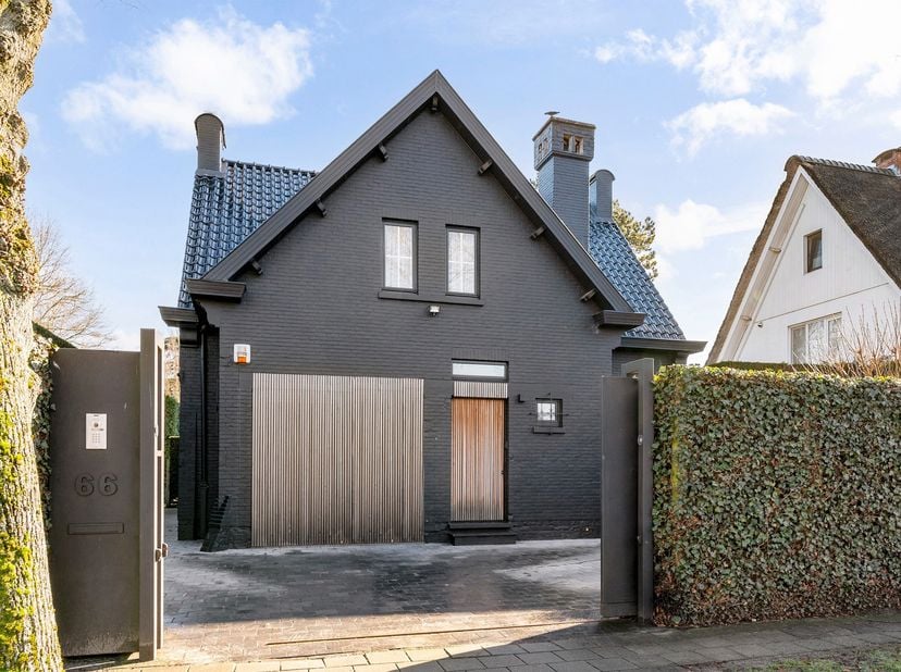 Vrijstaande woning met zwembad in de begeerde St Lucaswijk te Ekeren!<br />
Dit eigendom werd doorheen de jaren zeer goed onderhouden.<br />
Ideaal vo